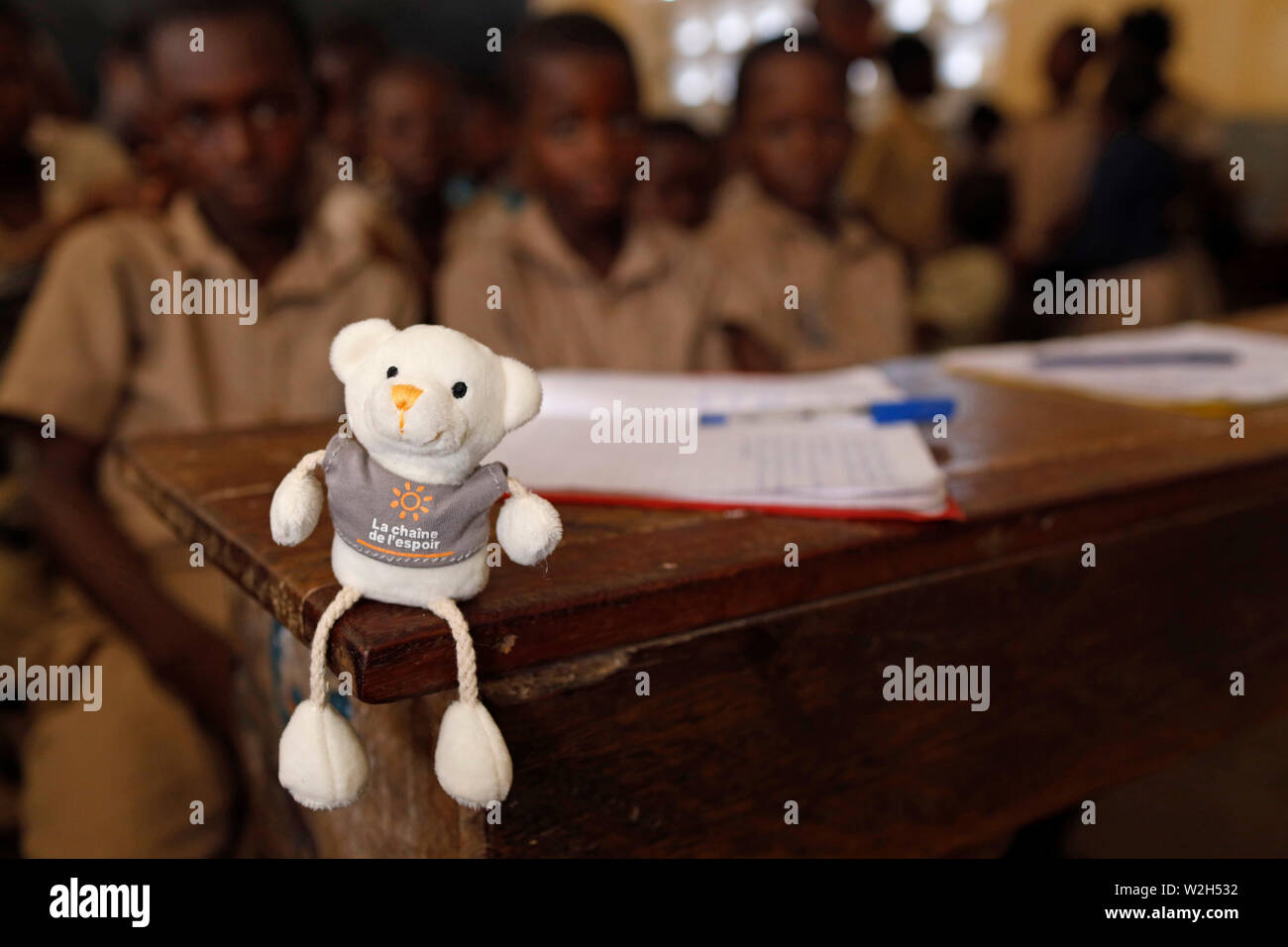 Africani scuola primaria. Bambini sponsorizzati dalla ong francese : la Chaine de l'Espoir. L'Aula. Lomé. Il Togo. Foto Stock