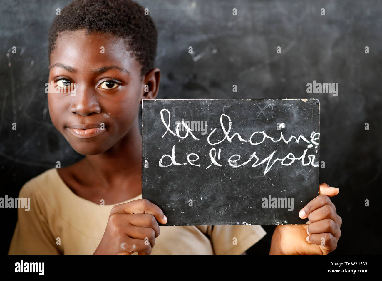 Africani scuola primaria. Bambini sponsorizzati dalla ong francese : la Chaine de l'Espoir. ( Catena di speranza ). Lomé. Il Togo. Foto Stock