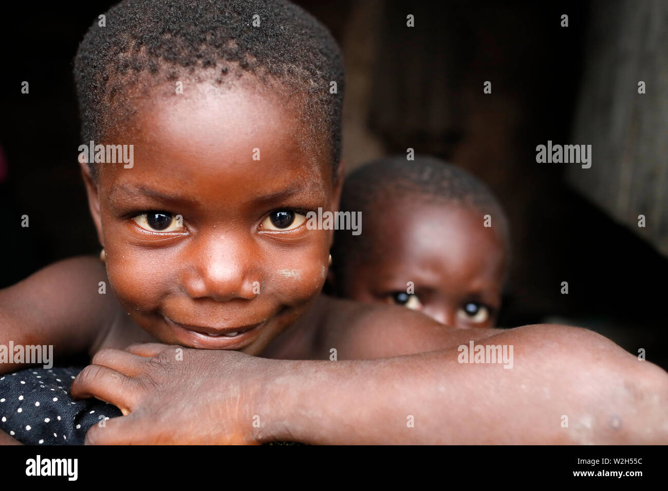 Africana di fratello e sorella in un villaggio. Ritratto. Datcha-Attikpaye. Il Togo. Foto Stock