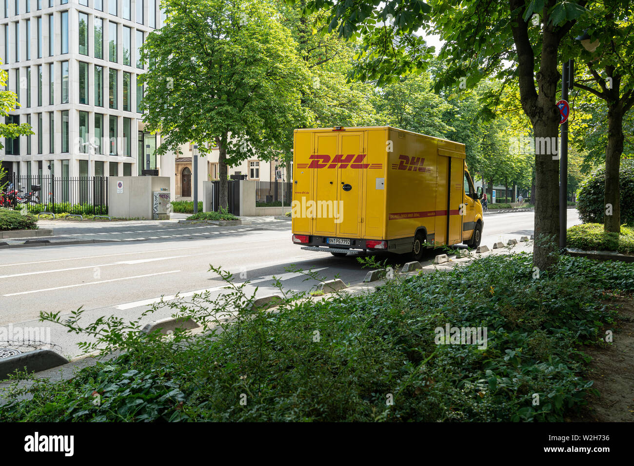 Frankfurt am Main, luglio 2019. Un DHL consegna merci van sulla strada Foto Stock
