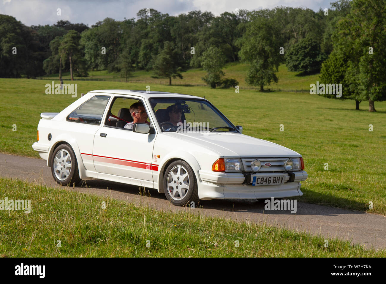 1986 80s anni ottanta Ford Escort RS Turbo bianco al Rally auto Classic tenutosi domenica 7th luglio 2019. La mostra di auto classiche di metà estate di Mark Woodward si è recata a Carnforth per mostrare più classici, storici, motori d'epoca e oggetti da collezione alla fiera Leighton Hall di quest'anno, un'opportunità per vedere oltre 500 veicoli classici del passato in uno dei più completi e diversi spettacoli automobilistici durante l'evento estivo di auto classiche. Foto Stock