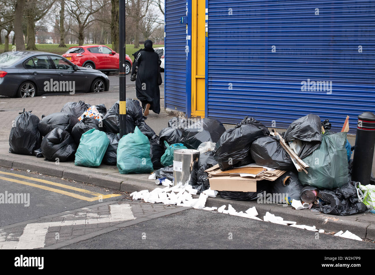 Strade di Birmingham che mostra non riscosse in sacchi di materiale di scarto a causa di una controversia con la raccolta dei rifiuti il personale. Foto Stock
