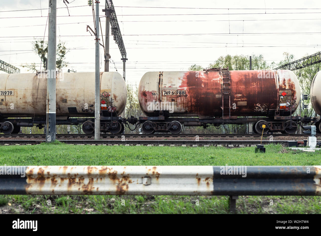 Vecchio arrugginito carro cisterna alla stazione ferroviaria. Trasporto merci trasporto industriale di merci liquide cisterna Foto Stock