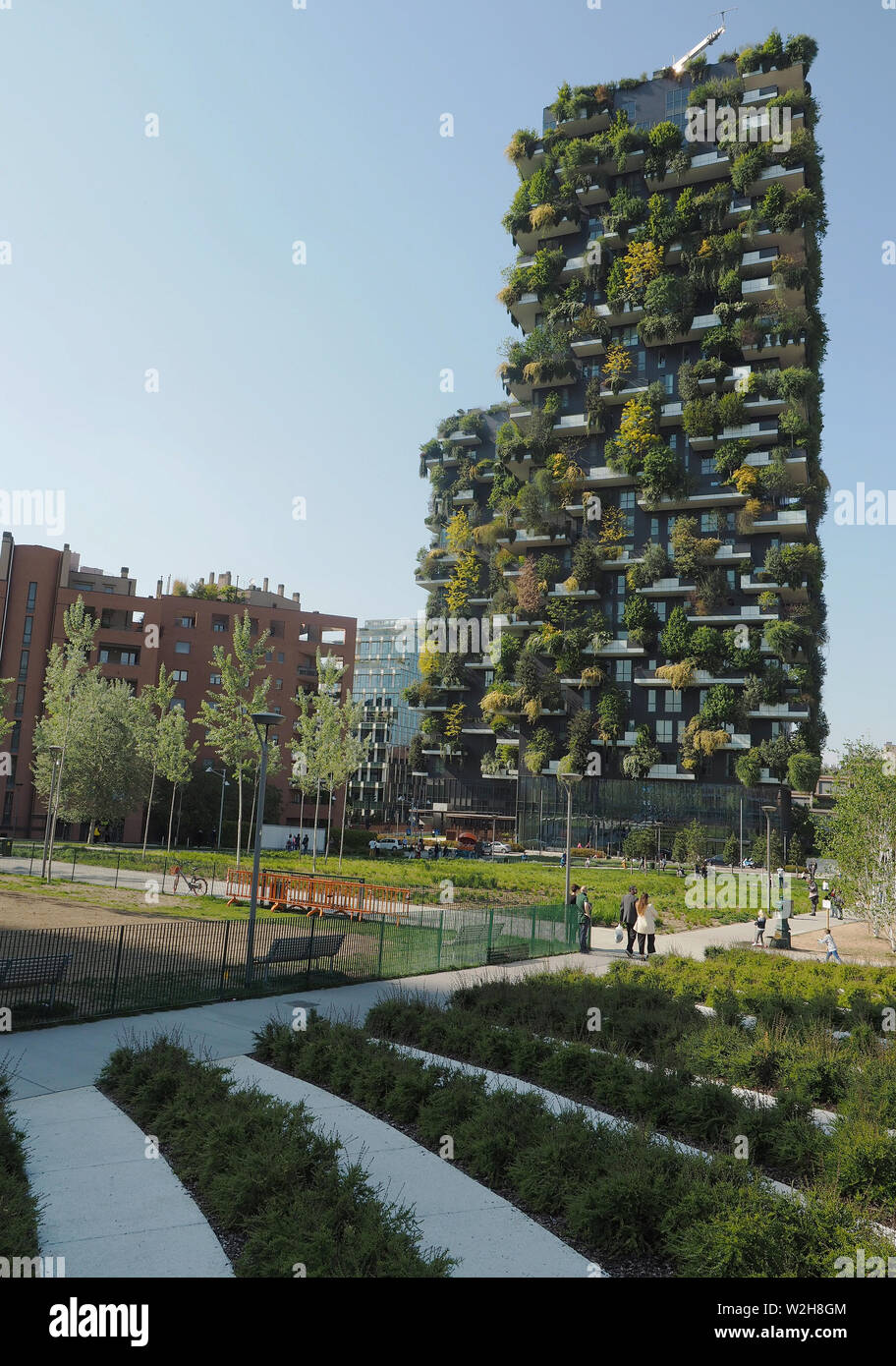 L'Italia, Lombardia, Milano, Bosco Verticale torri residenziali a 111 metri a 78 metri progettato Boeri Studio Progetto Porta Nuova Centro business Milano. Foto Stock