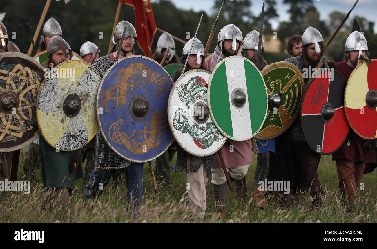 Vichinghi i temuti guerrieri norsemini dalla Scandinavia, muro di scudo Foto Stock