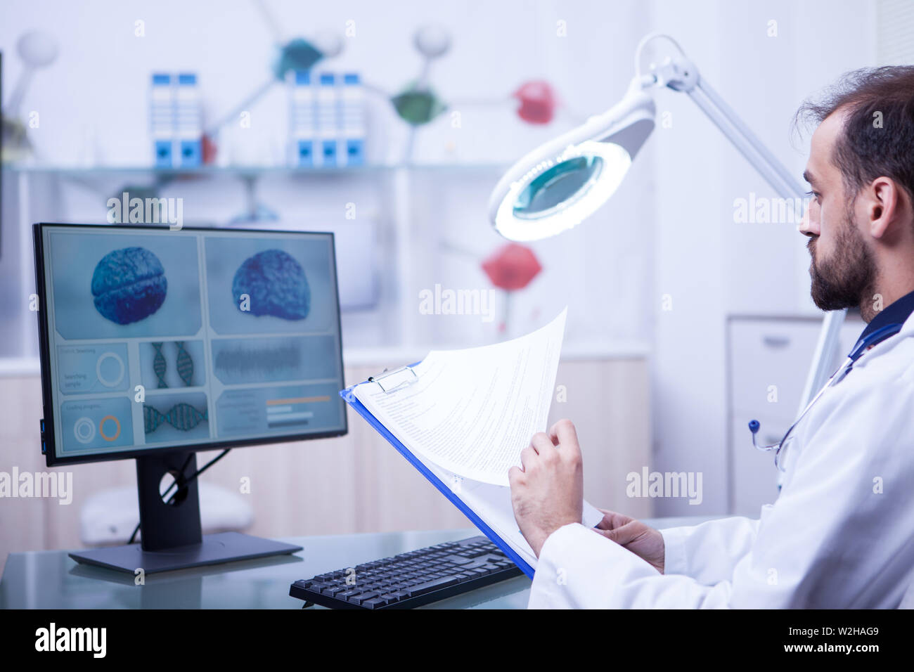 Medico nel laboratorio di controllo dell'analisi di un cervello pacient dopo la chirurgia. Dottore in laboratorio in sala di controllo. Foto Stock