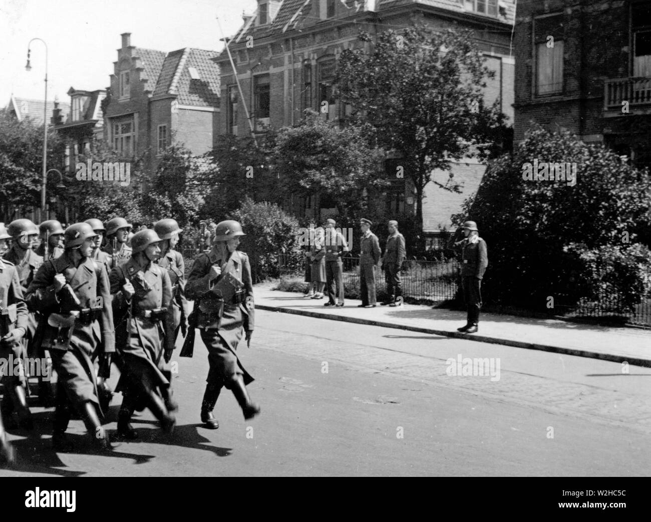 Truppe tedesche in marcia attraverso la città di Kennemerstraatweg in North Holland Olanda ca. 1942 Foto Stock