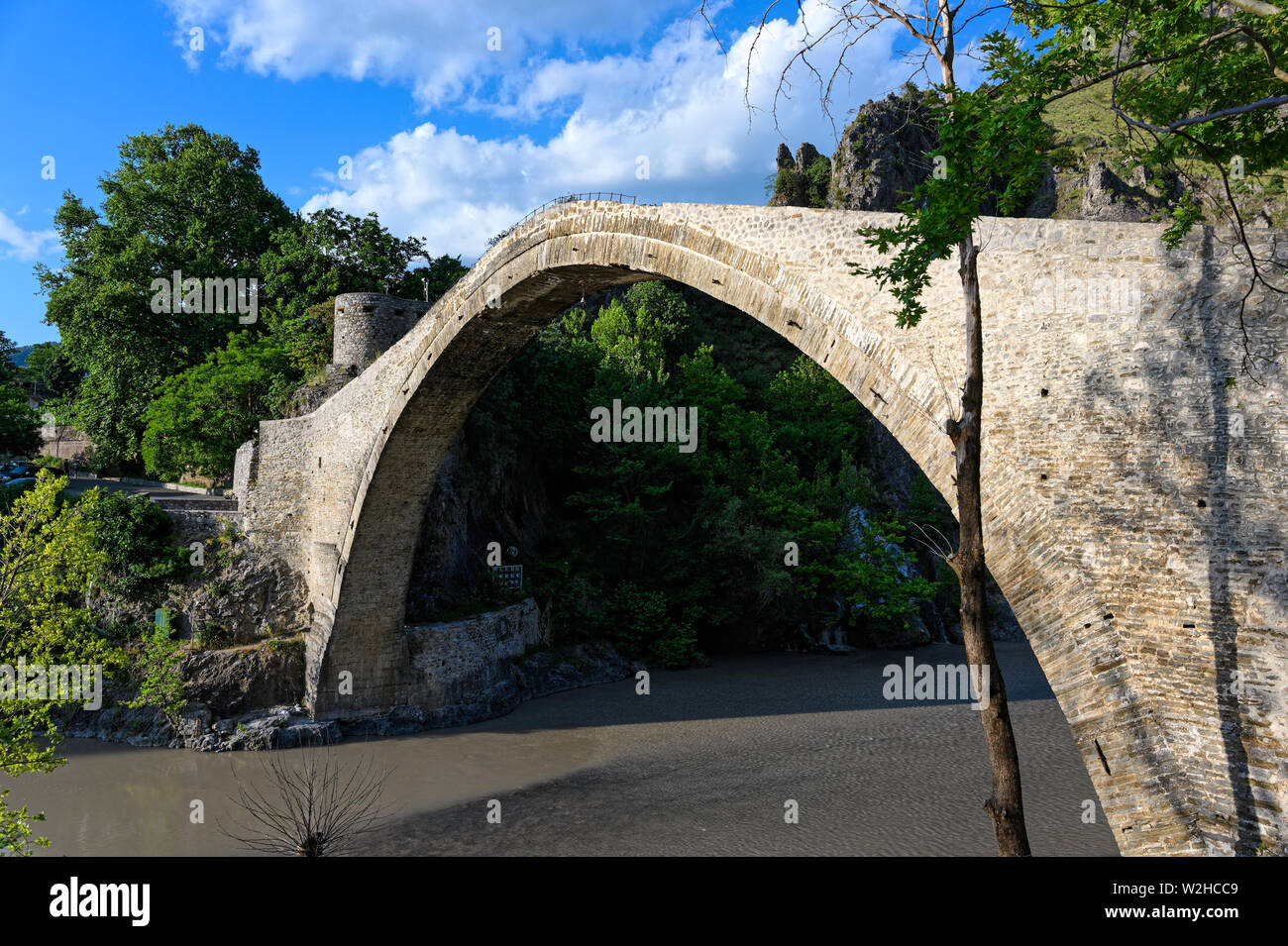 Lo storico ponte di pietra di Konitsa in Epiro, Grecia Foto Stock