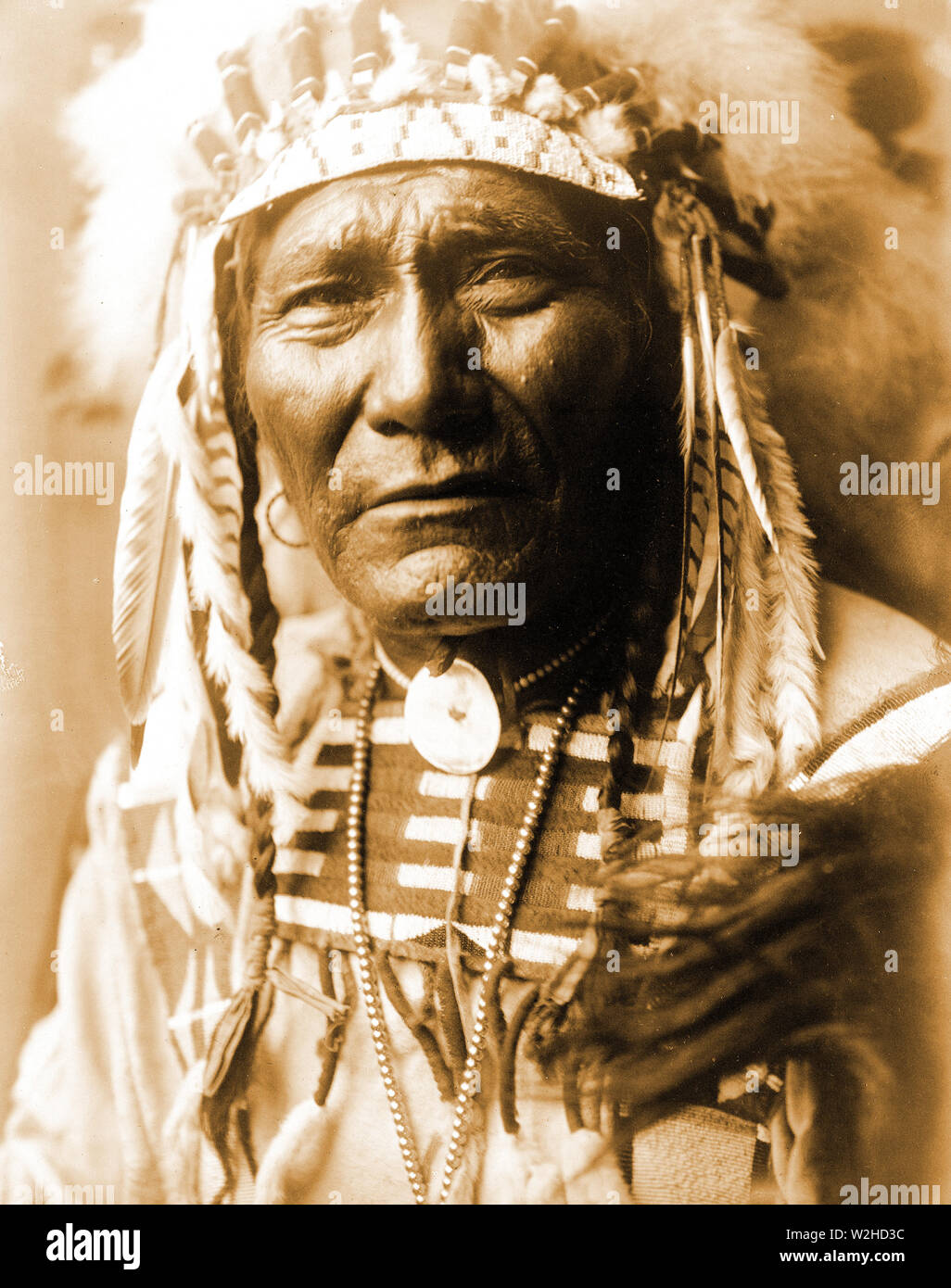 Edward S. Curtis nativi indiani americani - Ghost Bear, Crow Indian, Montana ca. 1908 Foto Stock