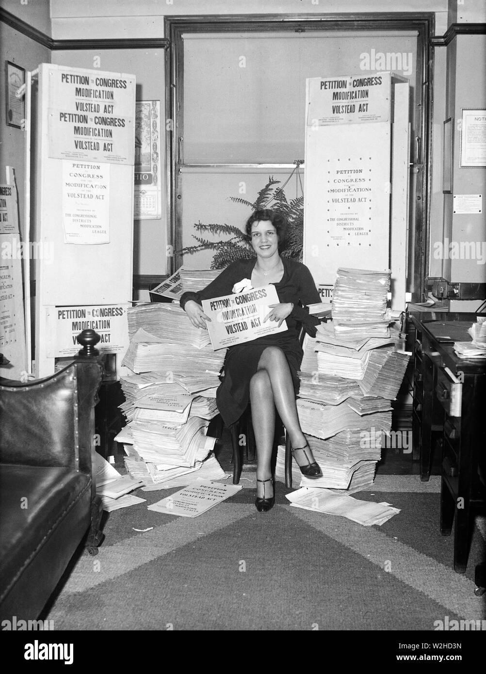 Donna con segni: Petizione al Congresso di modificazione, Volstead Act ca. 1932 Foto Stock