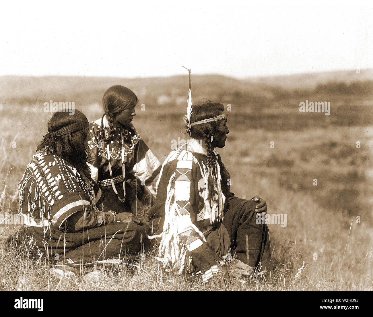 Edward S. Curtis nativi indiani americani - che si affaccia sul camp--Piegan indiani ca. 1910 Foto Stock