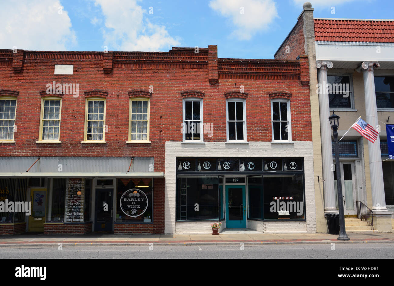 Una tranquilla domenica mattina al di fuori di negozi su Church Street nel centro di Hertford, una piccola città nelle zone rurali del nord-est della Carolina del Nord. Foto Stock