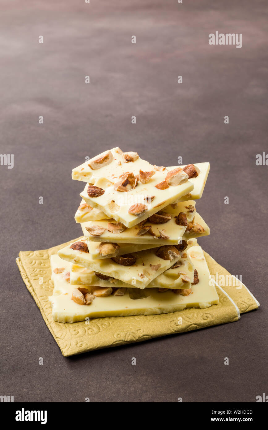 Nocciola e Cioccolato bianco pezzi su sfondo marrone Foto Stock Nocciola e Cioccolato bianco pezzi su sfondo marrone Foto Stock