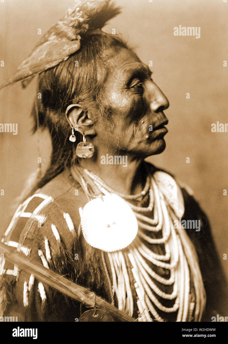 Edward S. Curtis nativi indiani americani - Medicina Crow, Crow Indian, Montana ca. 1908 Foto Stock