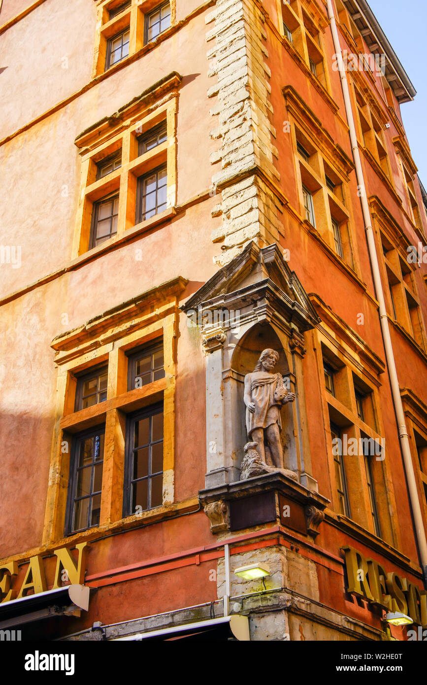 Statua sulla casa di rue Saint-Jean sulla Città Vecchia nella città di Lione, Francia. Foto Stock