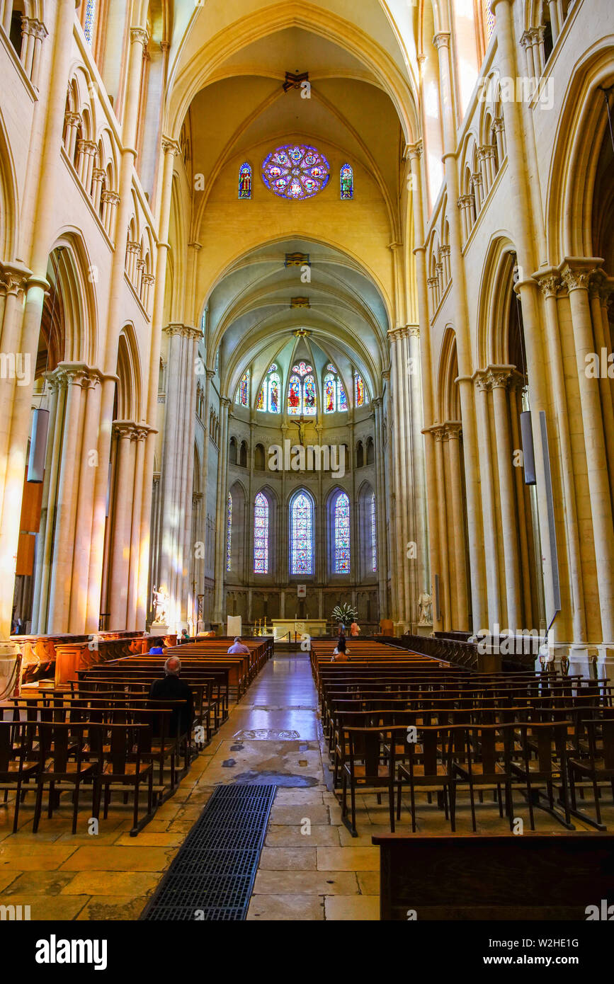 Navata principale di San Giovanni il Battista Cathedal a Lione Vecchia, Auvergne-Rhône-Alpes, Francia. Foto Stock