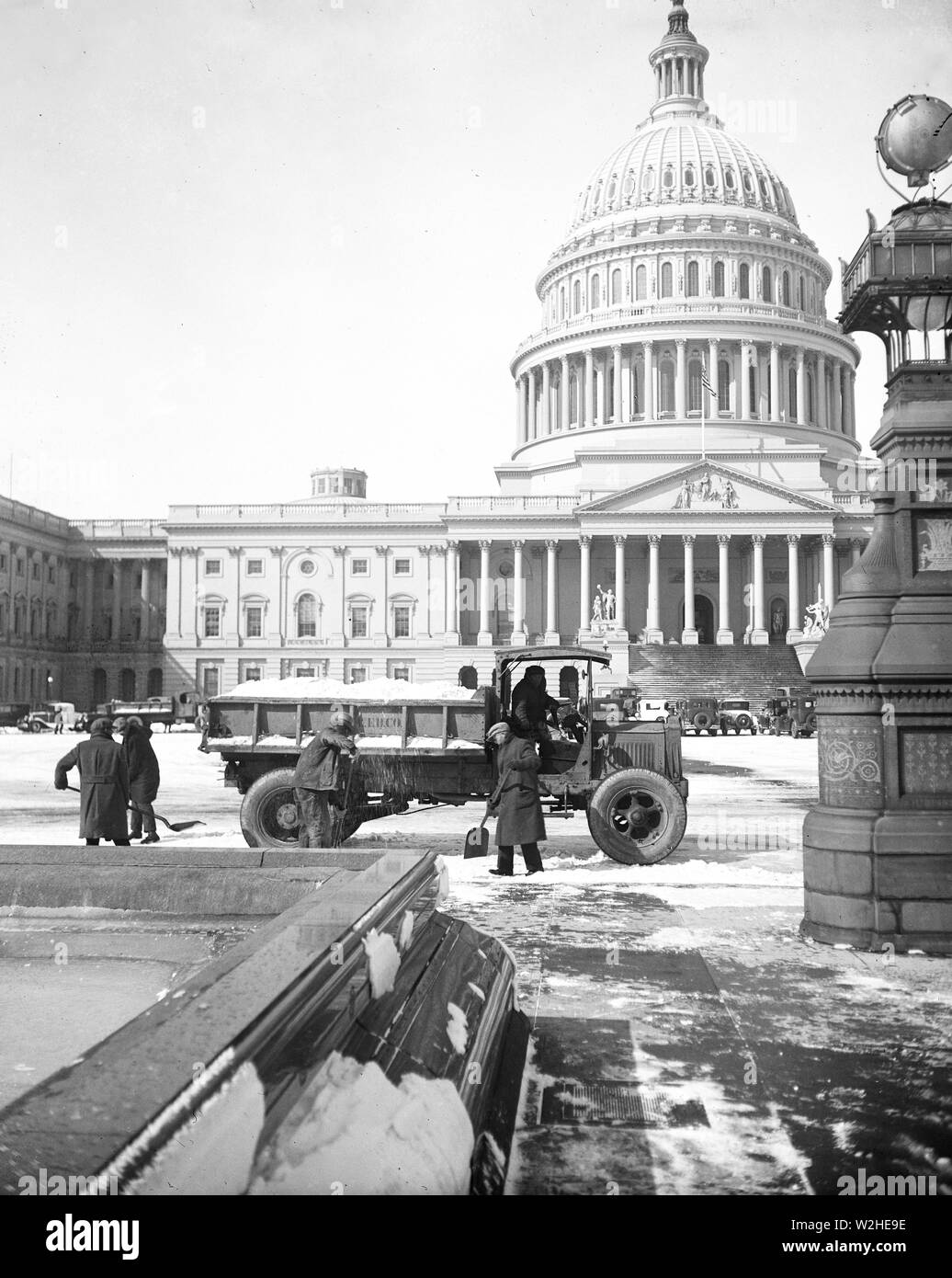La rimozione di neve nella parte anteriore di U.S. Capitol, Washington D.C. ca. 1932 Foto Stock