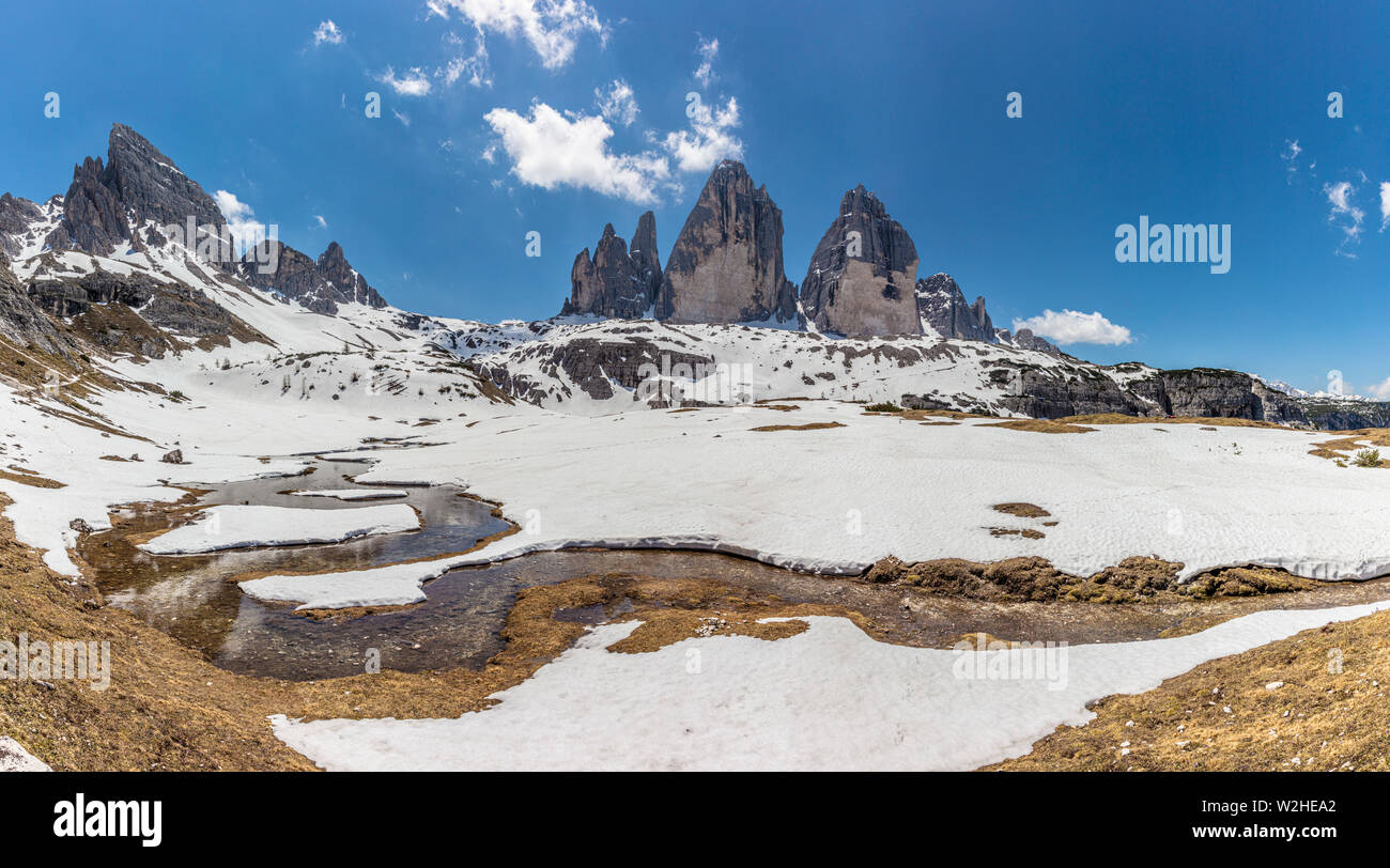 Vista mozzafiato delle Tre Cime di Lavaredo (Tre Cime di Lavaredo). Trentino Alto Adidge, Dolomiti, Alto Adige, Italia, Europa. UNESCO. Rosso Foto Stock