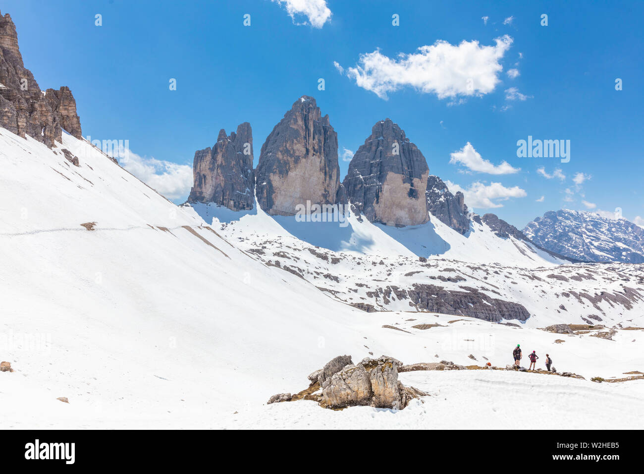 Vista mozzafiato delle Tre Cime di Lavaredo (Tre Cime di Lavaredo). Trentino Alto Adidge, Dolomiti, Alto Adige, Italia, Europa. UNESCO. Rosso Foto Stock