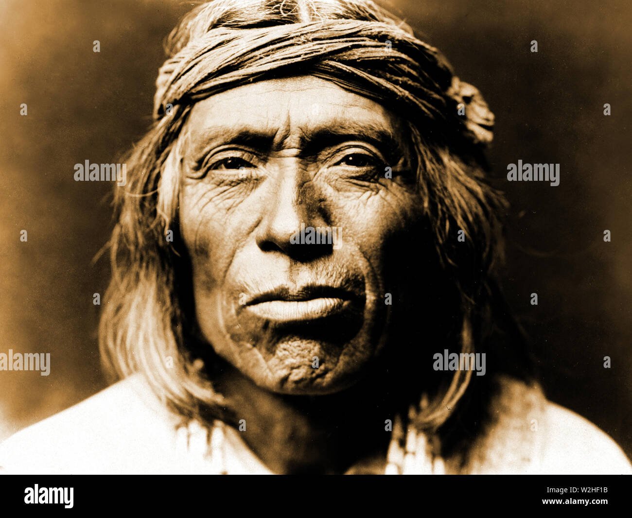 Edward S. Curtis nativi indiani americani - Ritratto di Shiwawatiwa, Zuni Indian ca. 1903 Foto Stock