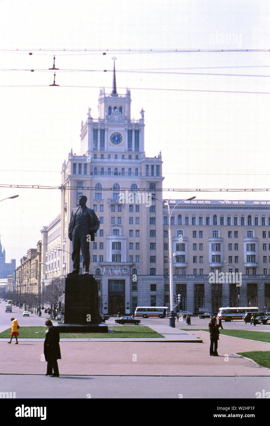 Anni Settanta la Russia - Statua del poeta Vladimir Mayakovsky di fronte all'Hotel di Pechino a Mosca Russia ca. 1978 Foto Stock