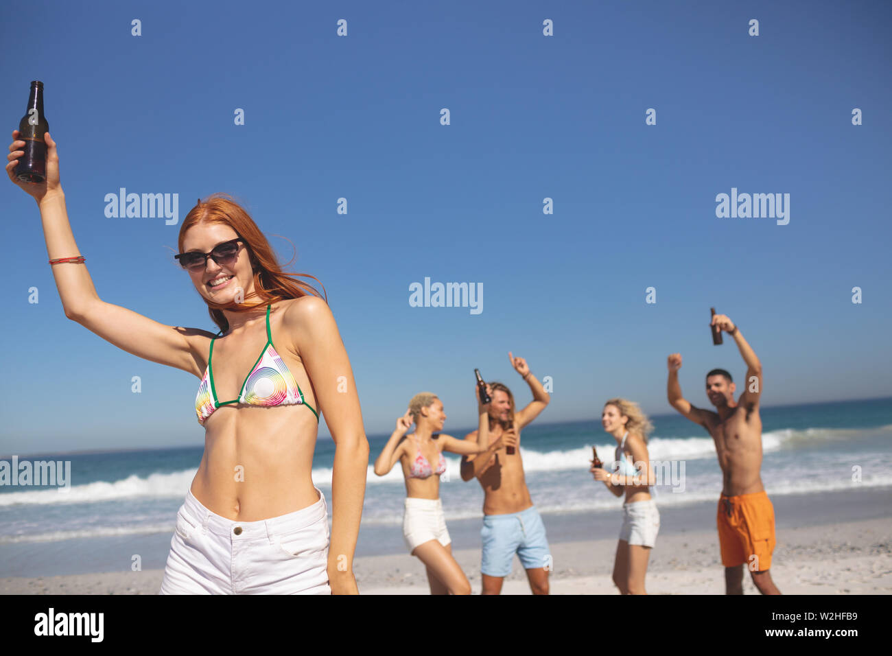 Gruppo di amici divertendosi insieme sulla spiaggia Foto Stock