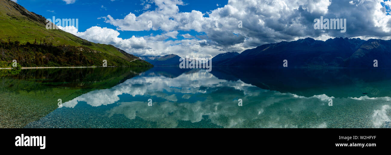 Un panorama del Lago Wakatipu su Queenstown a Glenorchy Road, South Island, in Nuova Zelanda Foto Stock