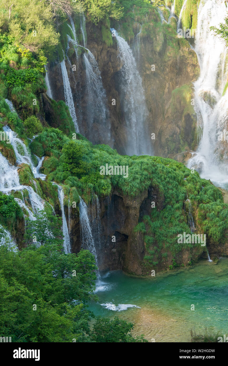 Acqua pura, fresca a cascata verso il basso la roccia sotto il Veliki Slap, la grande cascata, al Parco Nazionale dei Laghi di Plitvice in Croazia Foto Stock