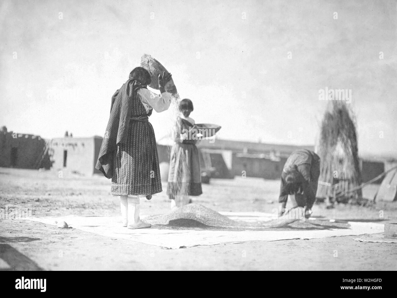 Edward S. Curtis nativi indiani americani - Principali Tewa indiani spulatura frumento, San Juan, Nuovo Messico Foto Stock