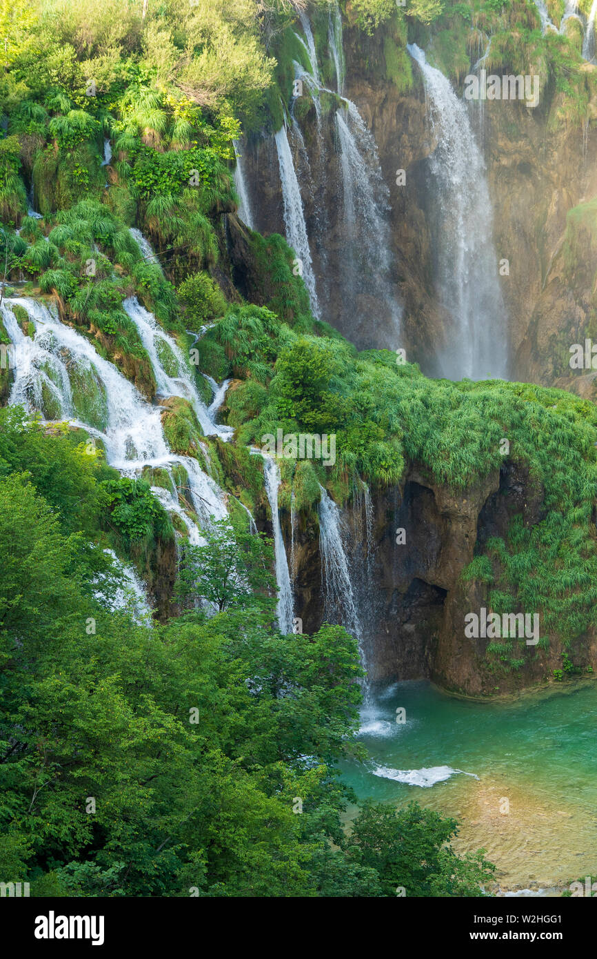 Acqua pura, fresca a cascata verso il basso la roccia sotto il Veliki Slap, la grande cascata, al Parco Nazionale dei Laghi di Plitvice in Croazia Foto Stock