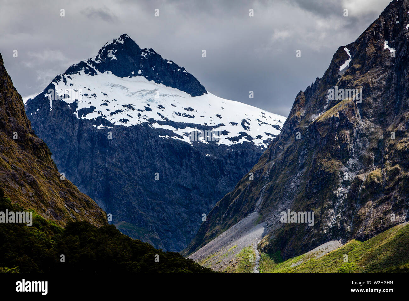 Paesaggio di montagna sul Milford Road, Parco Nazionale di Fiordland, Isola del Sud, Nuova Zelanda Foto Stock