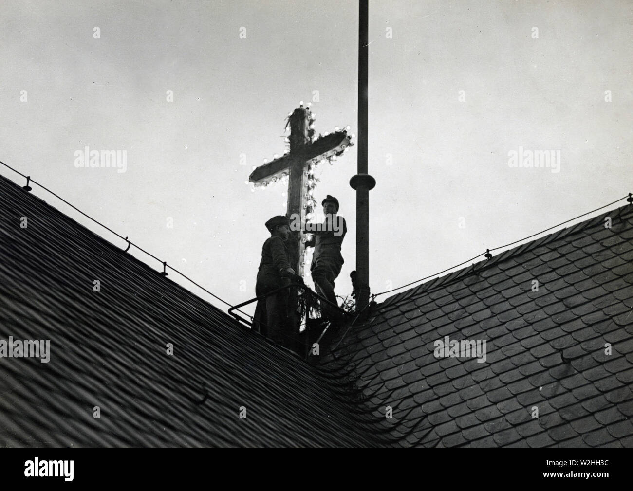 Una croce di luce brilla la stagione delle vacanze dal tetto del 3° Ard esercito americano sede di Coblenz, Germania ca. 1918-1919 Foto Stock