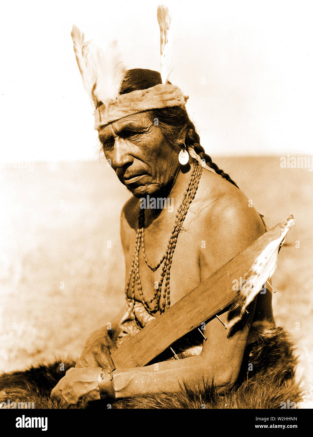 Edward S. Curtis nativi indiani americani - Fat cavallo con insegne di un soldato Blackfoot ca. 1927 Foto Stock