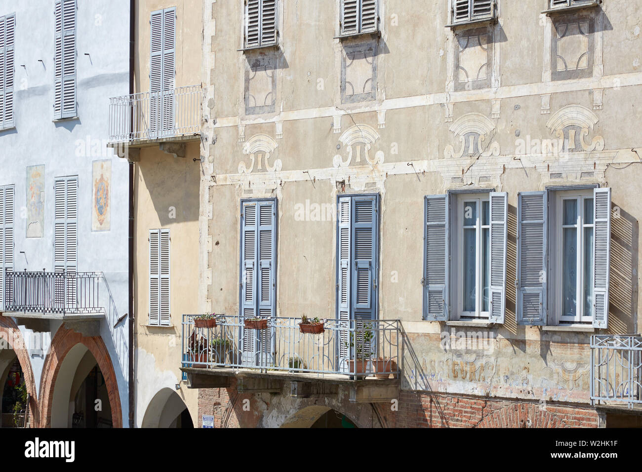 Mondovì, Italia - 18 agosto 2016: vecchia facciata con decorazioni in una soleggiata giornata estiva, cielo blu a Mondovì, Italia. Foto Stock