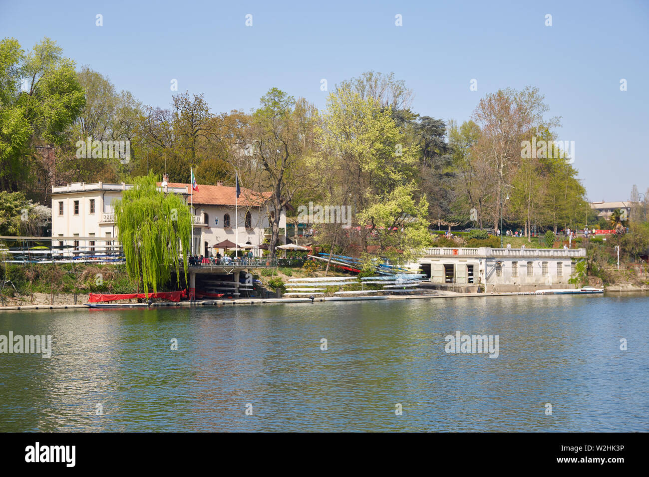 Torino, Italia - 31 Marzo 2019: Armida Rowing Club Edificio e terrazza con persone, fiume Po in Piemonte, Torino, Italia. Foto Stock