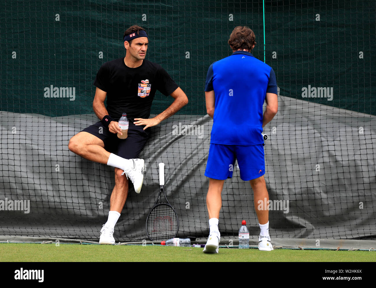 Roger Federer durante una sessione di prove libere il giorno otto dei campionati di Wimbledon al All England Lawn Tennis e Croquet Club, Wimbledon. Foto Stock