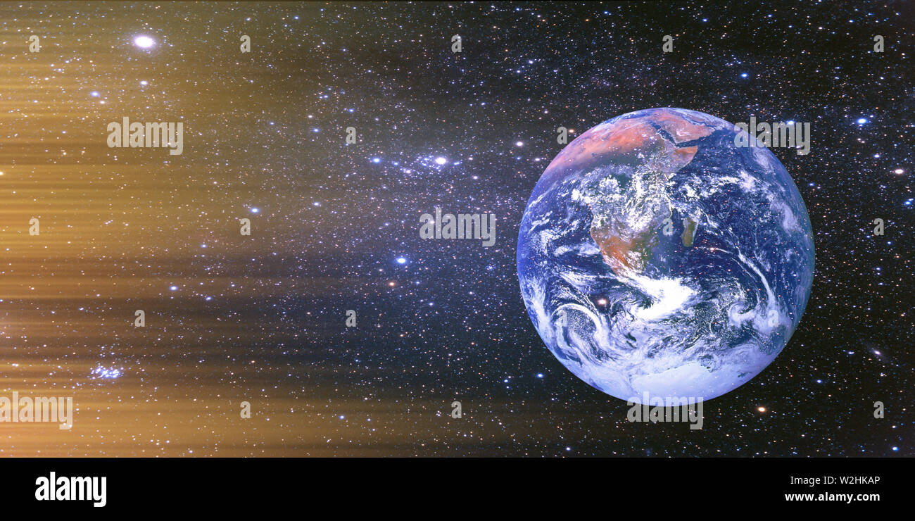 Il pianeta terra nella luce solare dallo spazio . Pianeti del sistema solare. Polvere cosmica. Lo spazio esterno panoramico paesaggio. I supporti misti Foto Stock