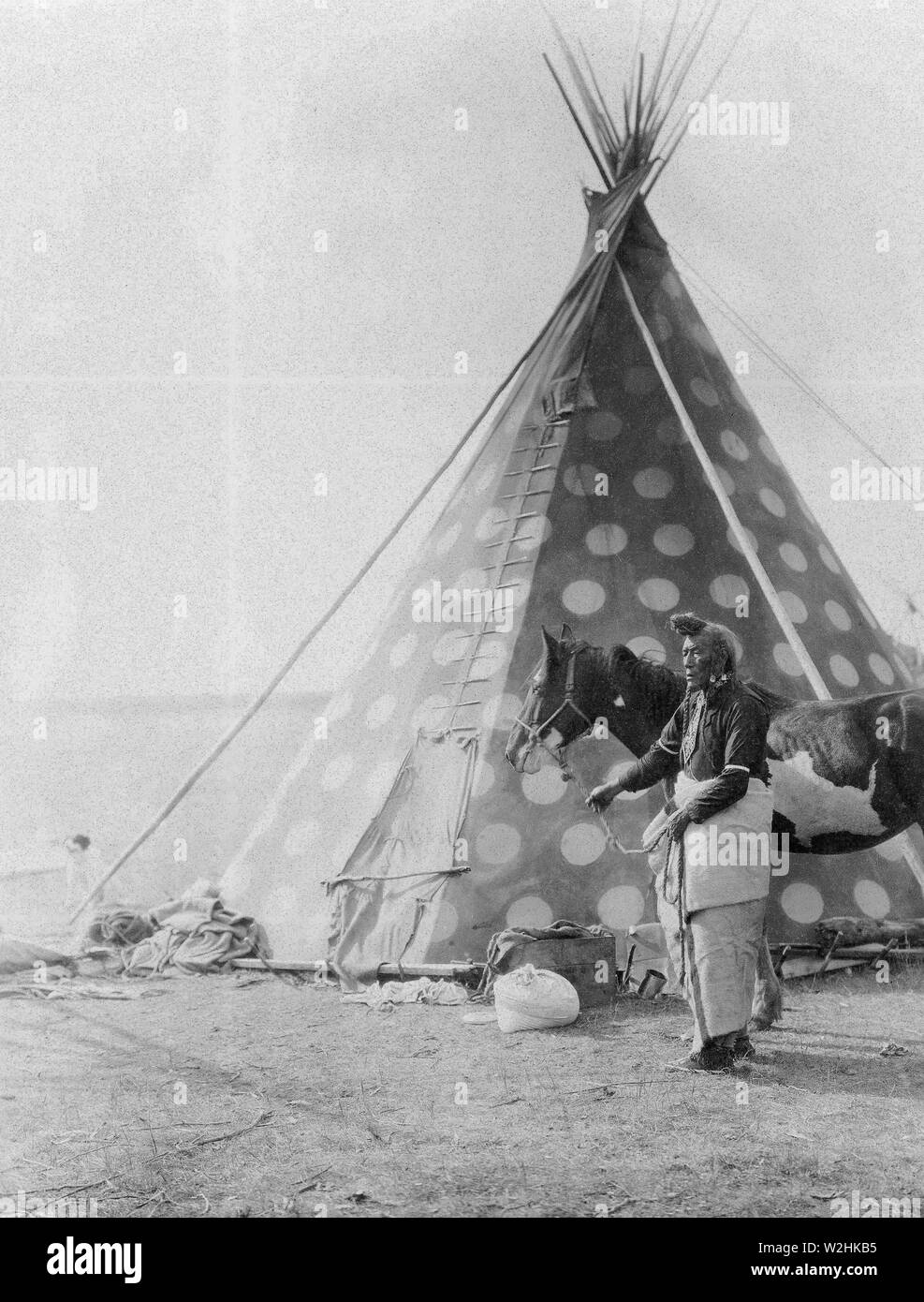 Edward S. Curtis nativi indiani americani - un Blackfoot tepee ca. 1927 Foto Stock
