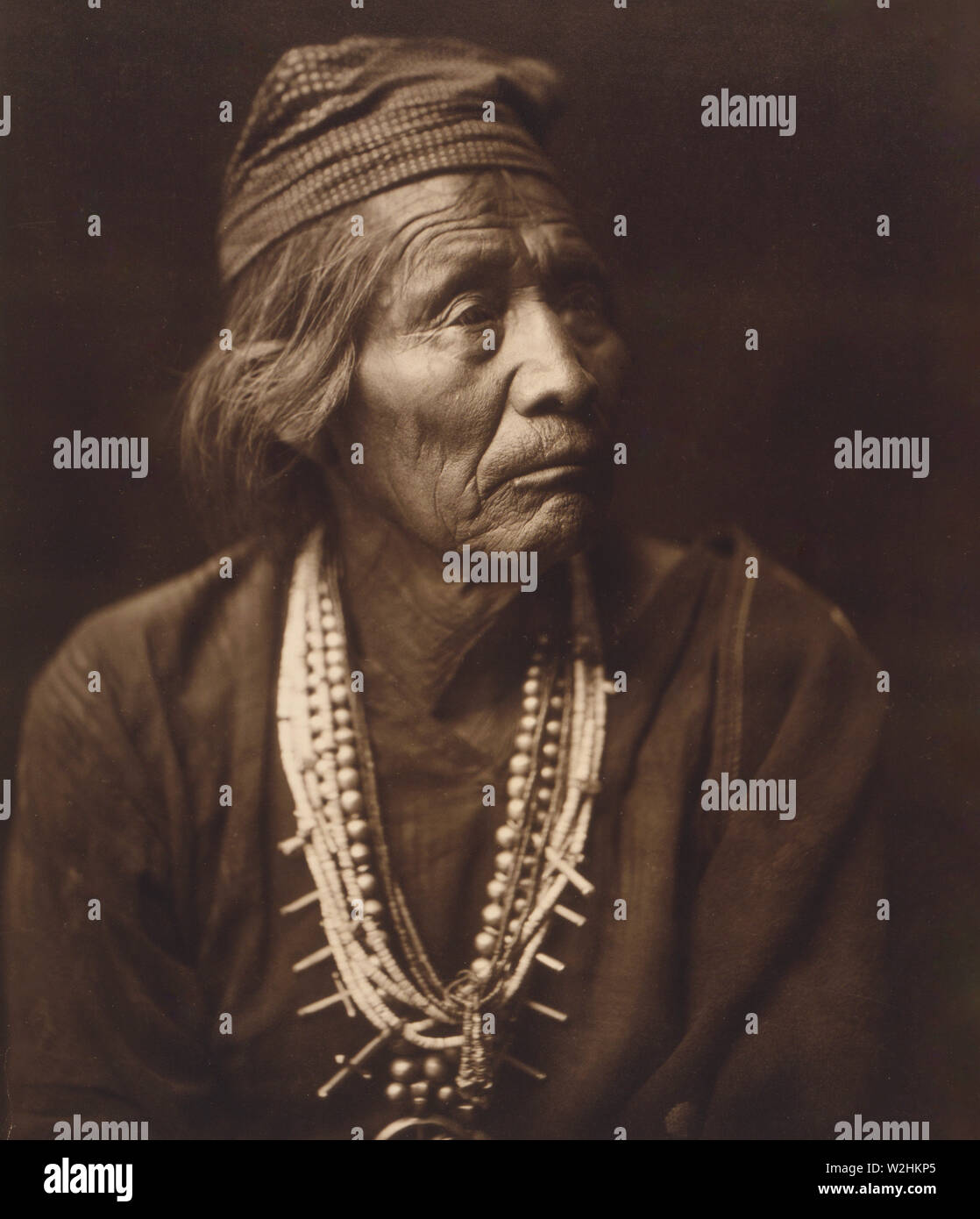 Edward S. Curtis nativi indiani americani - Nesjaja Hatali - Navaho ca. 1904 Foto Stock