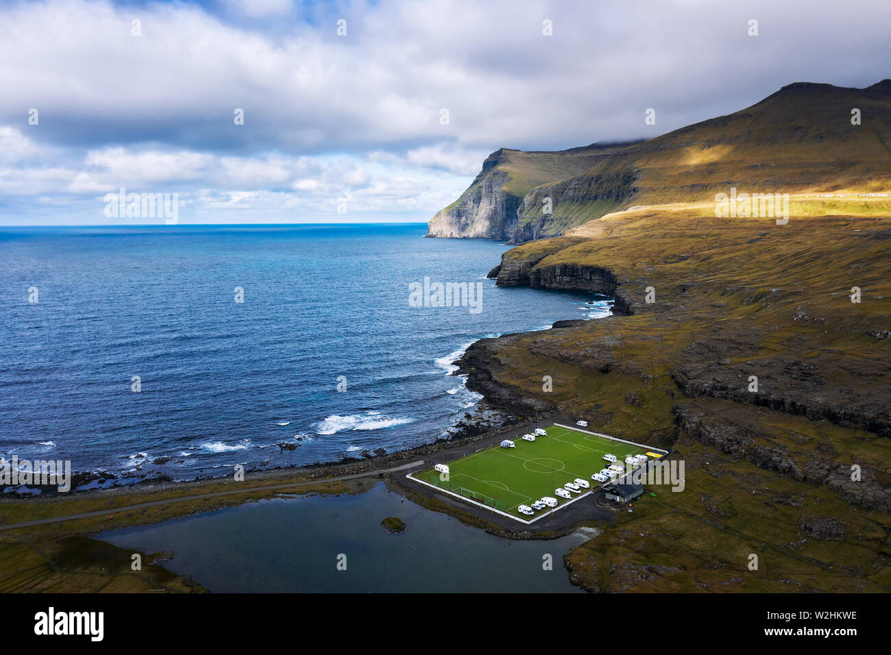 Vista aerea di un vecchio campo di calcio sulla costa vicino Eidi nelle isole Faerøer Foto Stock