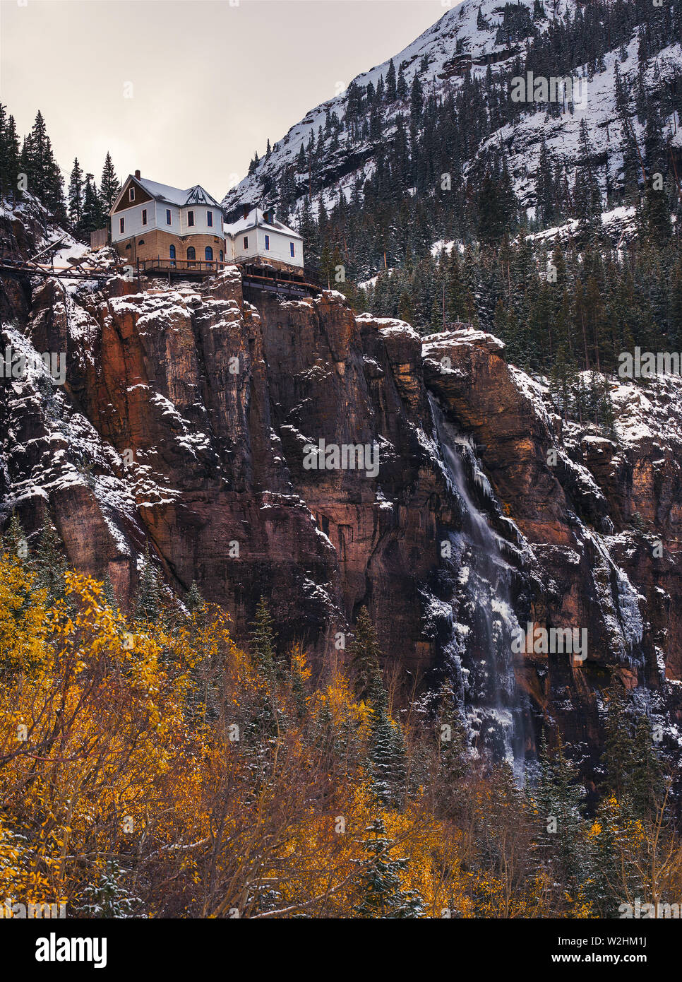 Bridal Veil Falls con un impianto di alimentazione in corrispondenza della sua parte superiore di Telluride, Colorado Foto Stock