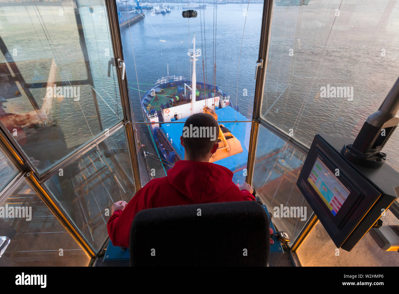 Lorient (Francia, a nord-ovest della Francia): caricamento della nave Muzaffer Bey nel porto commerciale. Gruista nella sua cabina Foto Stock