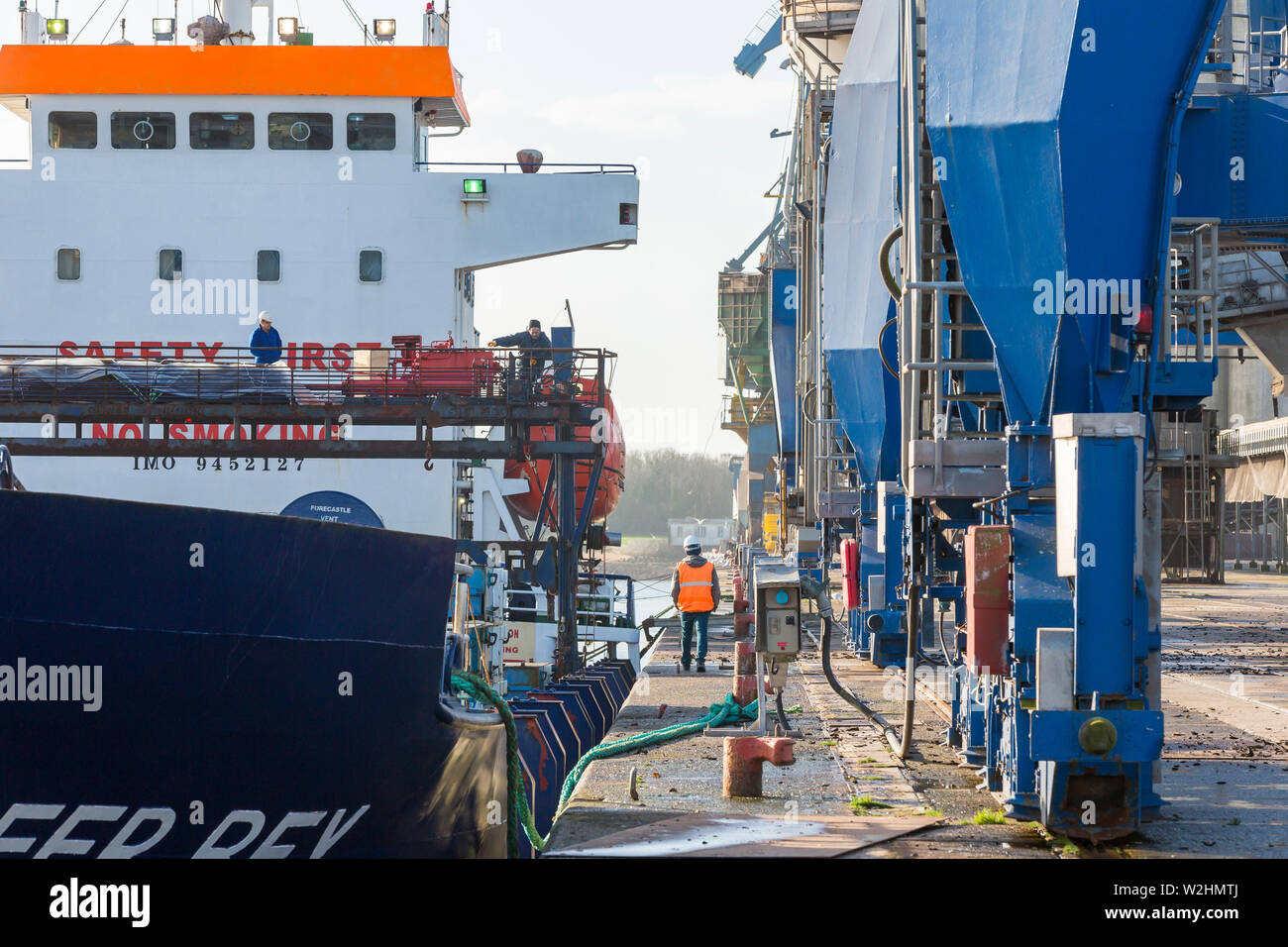 Lorient (Francia, a nord-ovest della Francia): caricamento della nave Muzaffer Bey nel porto commerciale Foto Stock