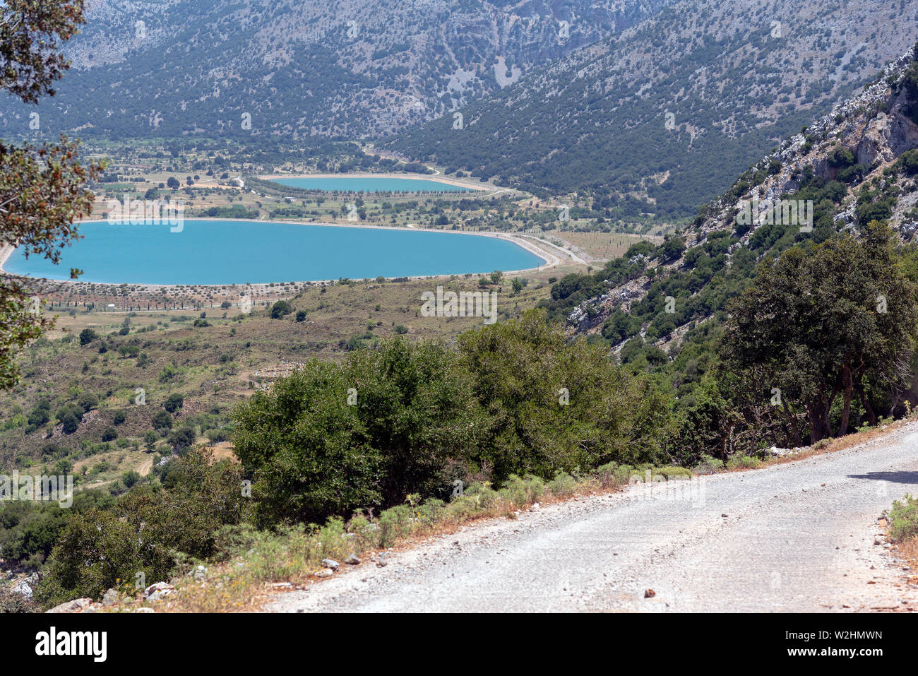 Creta, Grecia. Giugno 2019. Una panoramica dei due laghi artificiali visto dalla gola di Embassa in Lasithi regione di Creta. Foto Stock