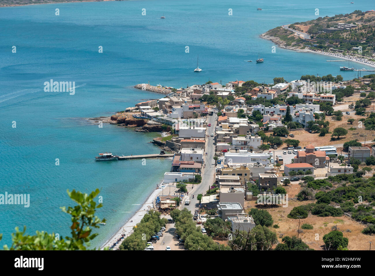 La Plaka, Creta, Grecia. Giugno 2019. Una panoramica da una montagna della località balneare di Plaka. Traghetto partono da qui a isola di Spinalonga. Foto Stock