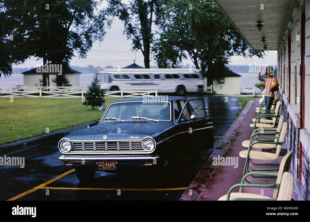 Dodge automobile parcheggiata di fronte un motel ca. 1966 Foto Stock