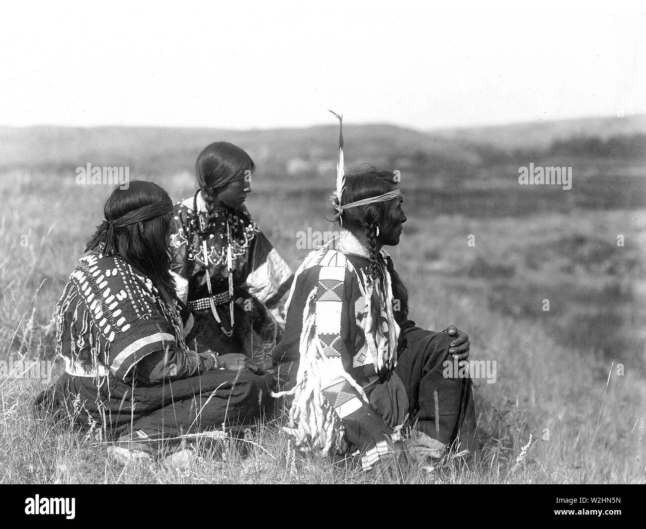 Edward S. Curtis nativi indiani americani - che si affaccia sul camp--Piegan indiani ca. 1910 Foto Stock