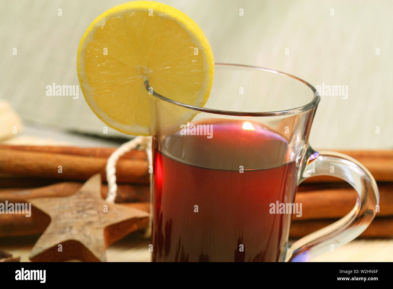 Vista dettagliata del vin brulé con spezie e fetta di limone. Atmosfera natalizia Foto Stock