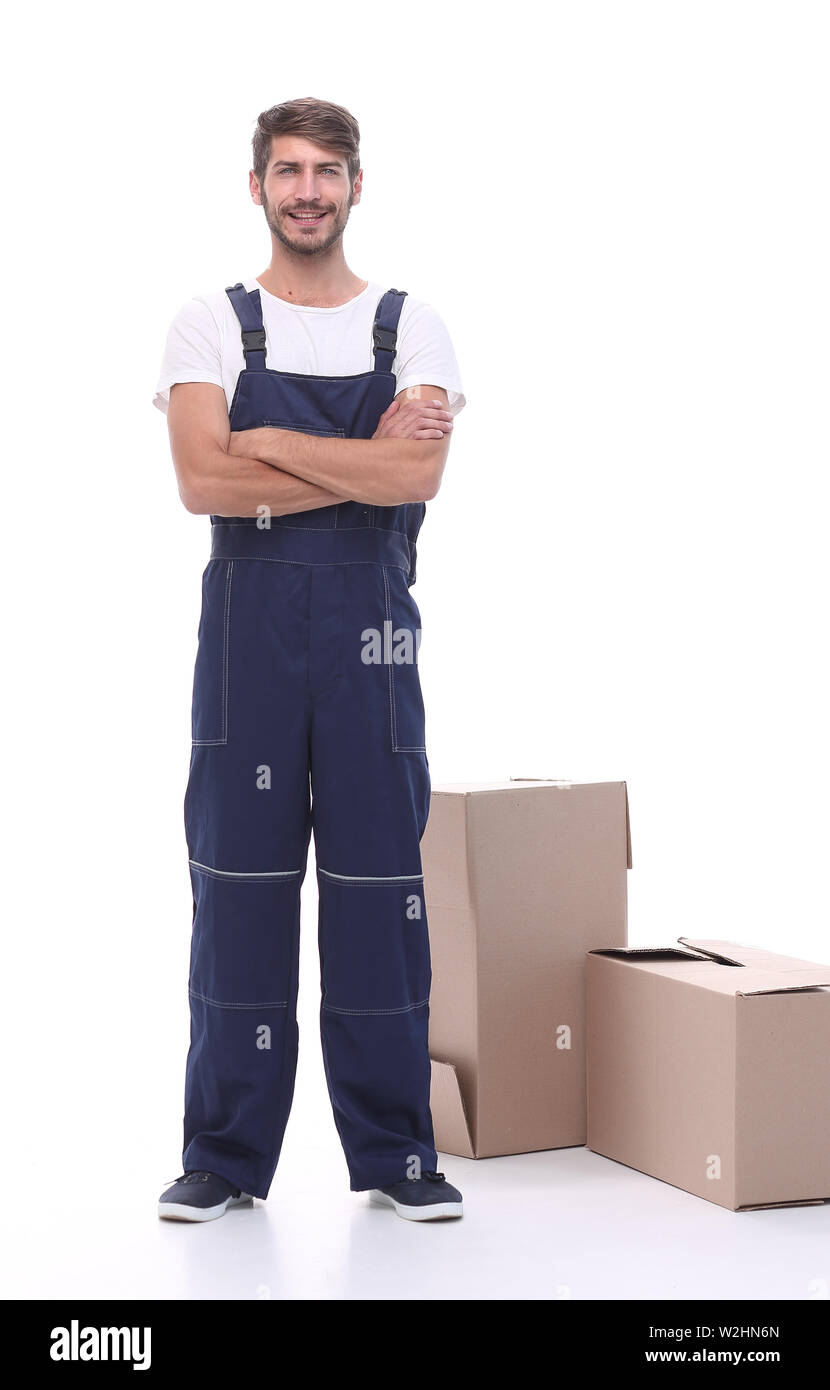 Corriere uomo in piedi vicino a scatole di cartone Foto Stock