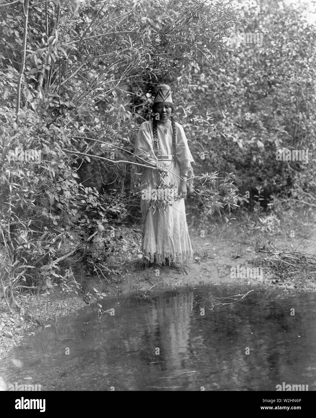 Edward S. Curtis nativi indiani americani - Nespelim donna in piedi a bordo d'acqua ca. 1905 Foto Stock